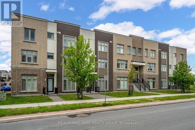 825 Mikinak Rd in Ottawa, ON - Building Photo - Building Photo
