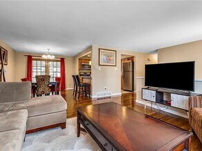 353 Crescent Gardens Dr in Pittsburgh, PA - Building Photo - Building Photo