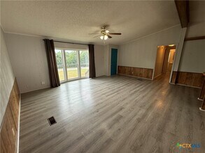 1045 Ferryboat Ln in New Braunfels, TX - Foto de edificio - Building Photo