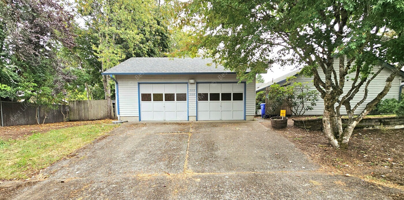 2112 NE 33rd St in Gresham, OR - Foto de edificio
