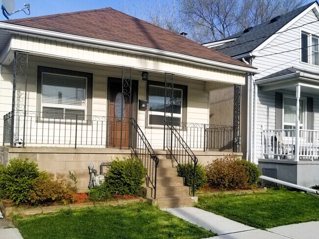 18 Brighton Ave in St Catharines, ON - Building Photo - Building Photo