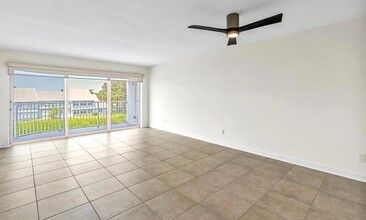 6136 S River Run Dr, Unit 302 in Sebastian, FL - Building Photo - Building Photo