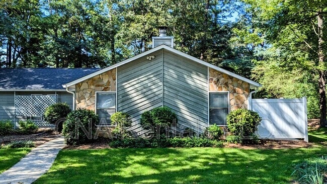 1050 Mathews Ct in Smyrna, GA - Building Photo - Building Photo