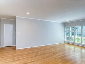 5250 Zelzah Ave in Los Angeles, CA - Building Photo - Building Photo