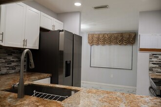 5266 Gate Lake Rd in Tamarac, FL - Building Photo - Building Photo