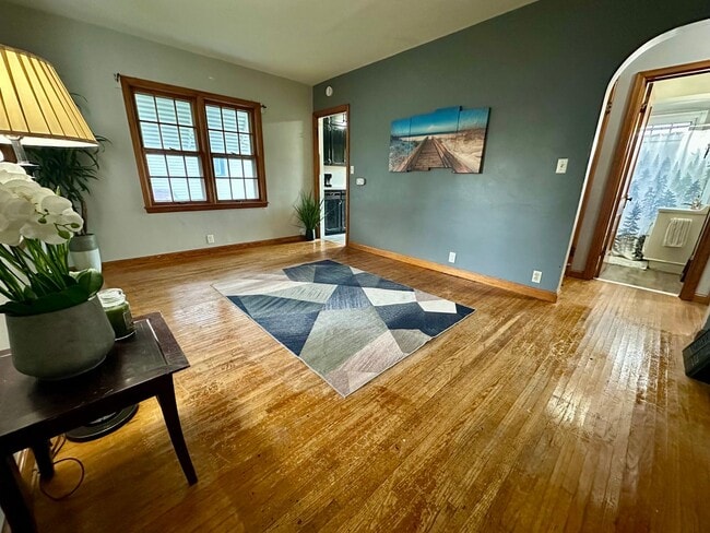 property at 1723 Hawthorne Ave