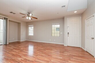 712 Cades Cove Ave, Unit 7-B in North Las Vegas, NV - Building Photo - Building Photo