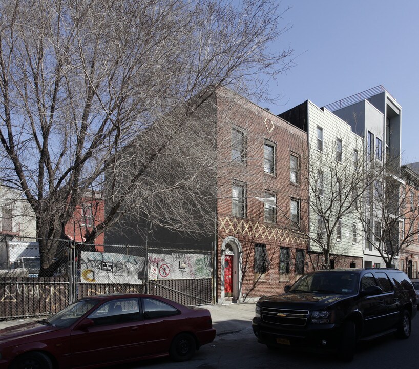 99 Meserole St in Brooklyn, NY - Building Photo