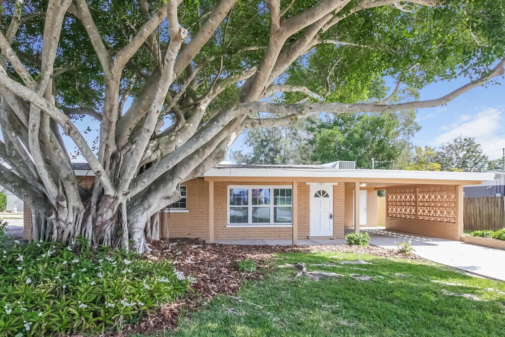 5313 8th St Ct W in Bradenton, FL - Foto de edificio