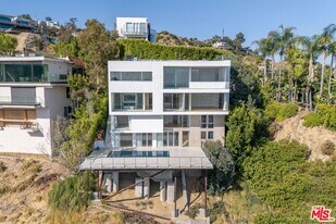 1853 Sunset Plaza Dr in Los Angeles, CA - Building Photo