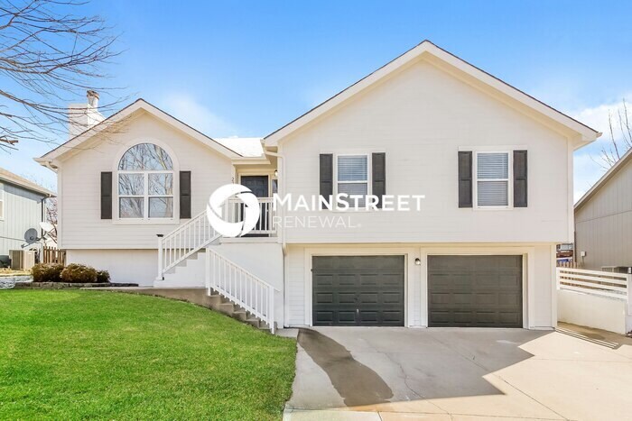 2220 NE Summerfield Dr in Blue Springs, MO - Foto de edificio
