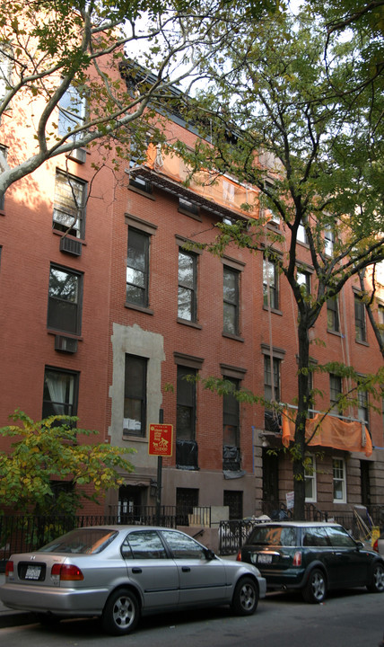 331 W 22nd St in New York, NY - Building Photo