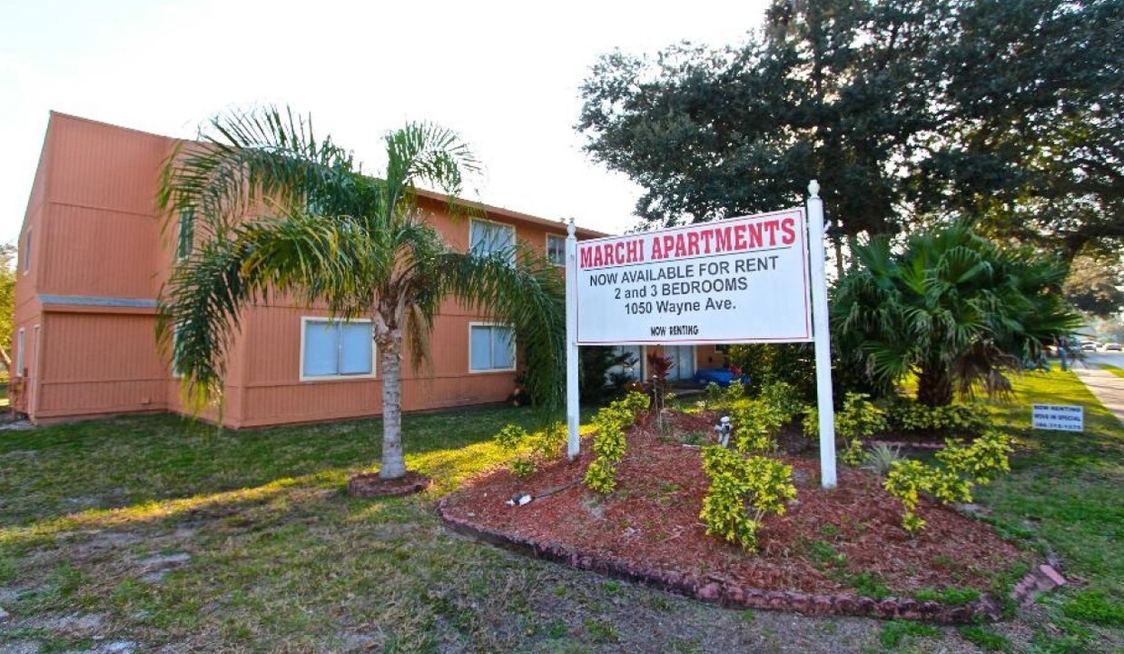 Double Eagle Apartments in New Smyrna Beach, FL - Foto de edificio