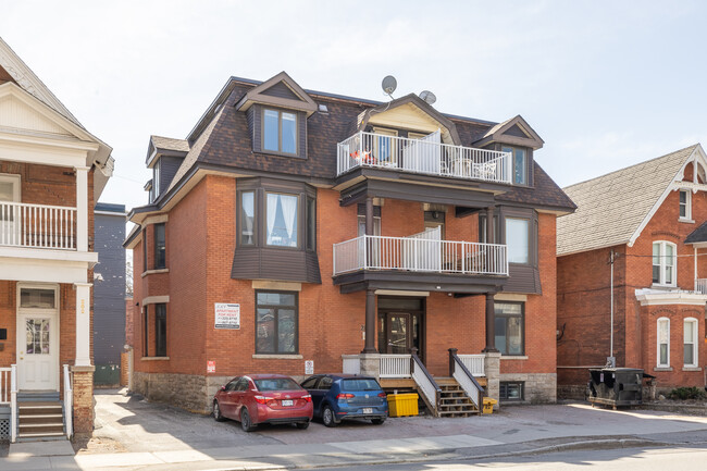 260 Laurier Av E