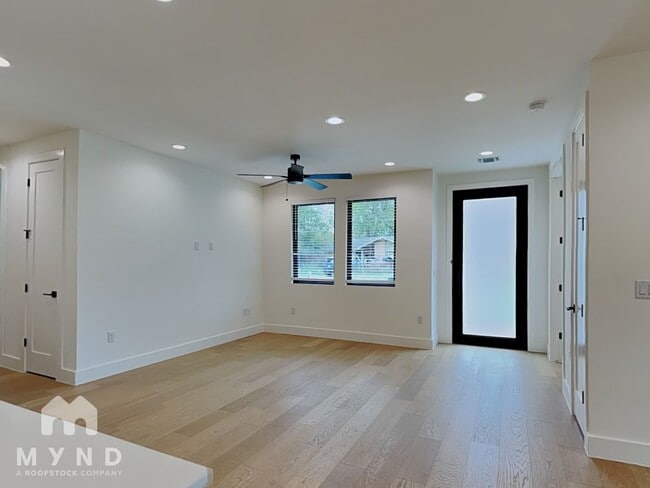 1119 Mahan Dr in Austin, TX - Foto de edificio - Building Photo