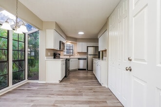 4 Orange Blossom Dr in Eustis, FL - Foto de edificio - Building Photo