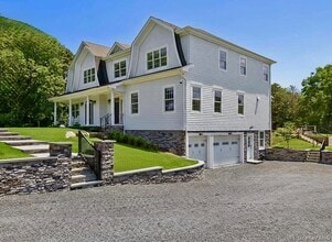 490 Montauk Hwy in Southampton, NY - Building Photo - Building Photo