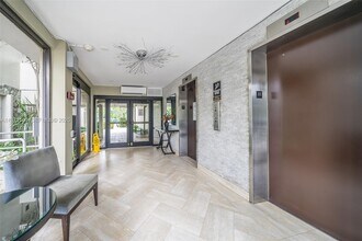 9800 W Bay Harbor Dr in Bay Harbor Islands, FL - Foto de edificio - Building Photo