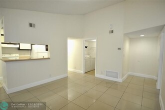 5646 Rock Island Rd in Tamarac, FL - Building Photo - Building Photo