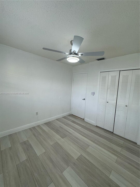 854 E 32nd St in Hialeah, FL - Foto de edificio