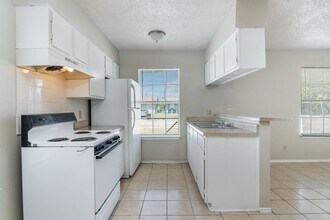 814 W Olmos Dr in San Antonio, TX - Building Photo - Building Photo