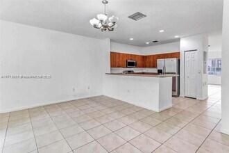 2577 SW 82nd Ave in Miramar, FL - Foto de edificio - Building Photo