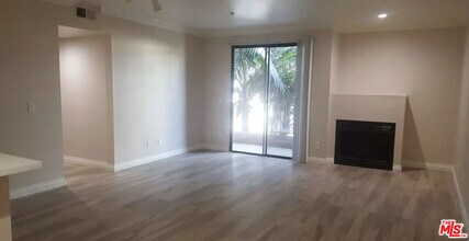 7076 Hawthorn Ave in Los Angeles, CA - Building Photo - Building Photo