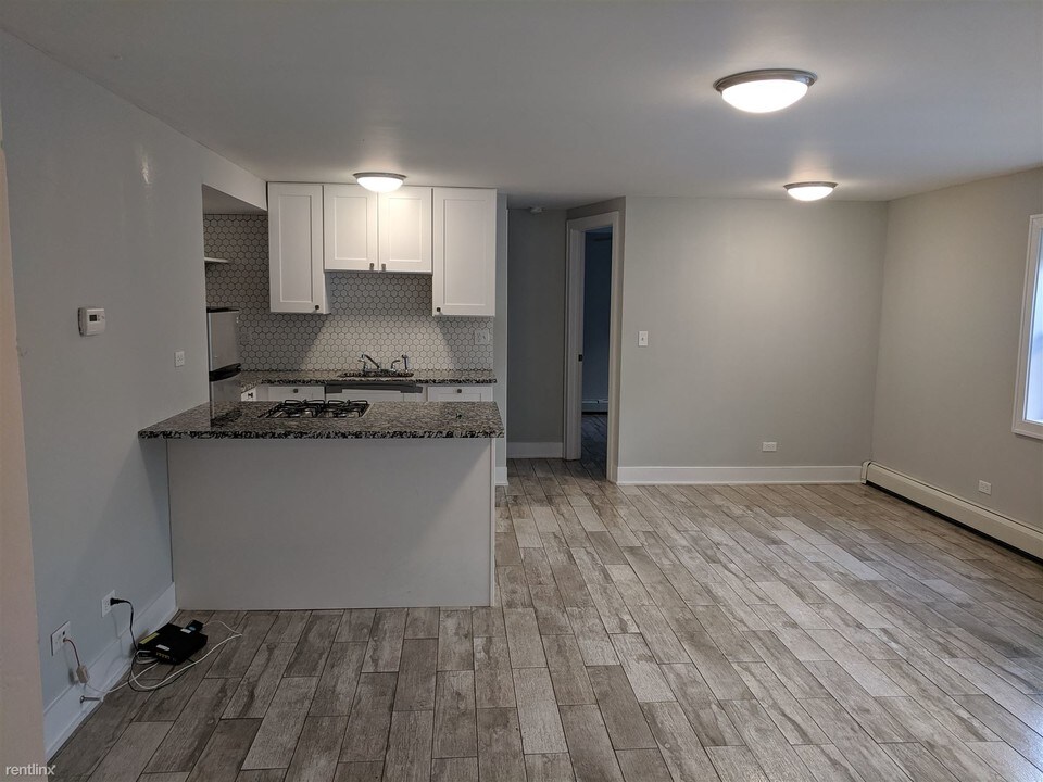 5852 W Irving Park Rd-Unit -Apt 6 in Chicago, IL - Building Photo