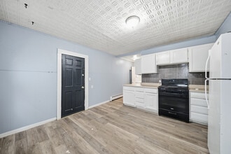 367 Spruce St, Unit Apt 1 in Manchester, NH - Building Photo - Building Photo