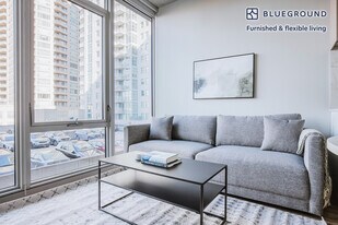 165 N Desplaines St in Chicago, IL - Building Photo