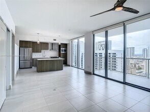 340 SE 3rd St in Miami, FL - Building Photo - Building Photo