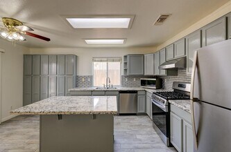 2573 E Skyview Ave in Fresno, CA - Building Photo - Building Photo