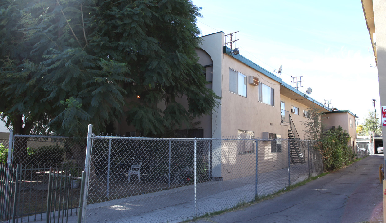 7229 Variel Ave in Canoga Park, CA - Building Photo