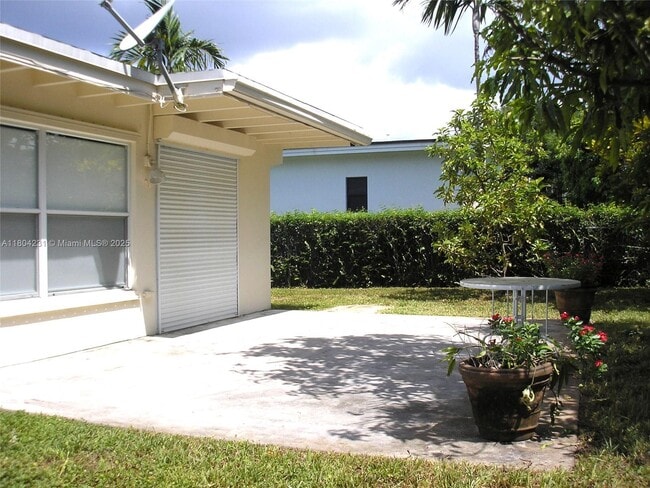 11111 SW 78th Ct in Pinecrest, FL - Foto de edificio - Building Photo