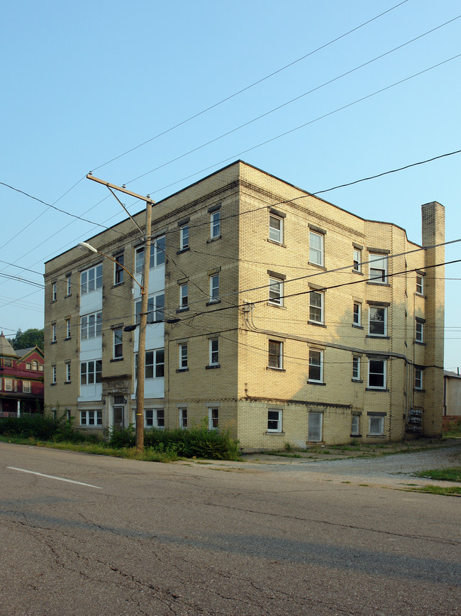 817 5th St NW in Canton, OH - Foto de edificio - Building Photo