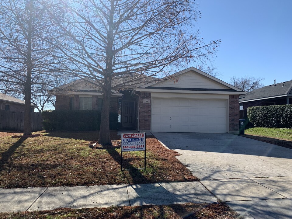 1100 Dixon Ln in Denton, TX - Foto de edificio