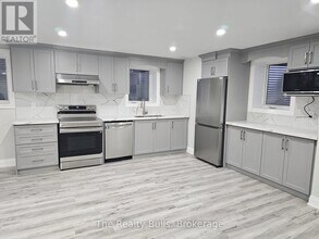 1869 Narcissus Gdns in Pickering, ON - Building Photo - Building Photo