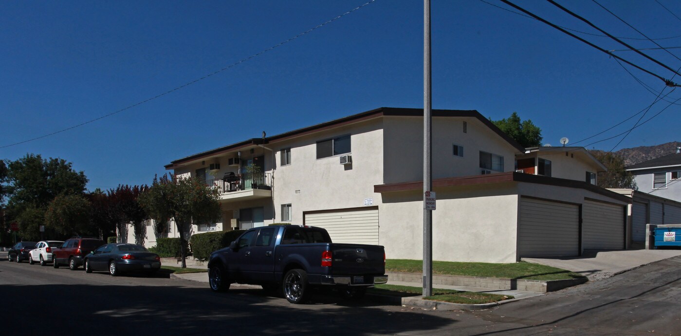 702 E Palm Ave in Burbank, CA - Building Photo