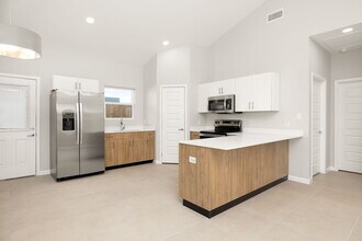 700 Oriole Rd, Unit 2 in Weslaco, TX - Foto de edificio - Building Photo