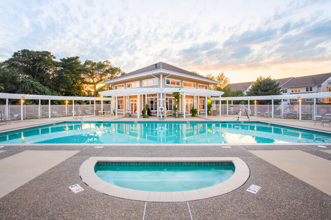 Chestnut Farm Apartments in Raynham, MA - Foto de edificio - Building Photo