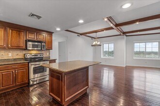 242 Maple Ave in Westbury, NY - Building Photo - Building Photo