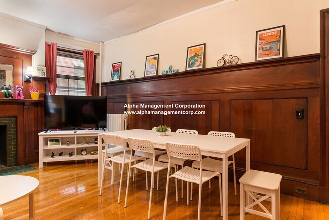 1249 Beacon St, Unit #2 in Brookline, MA - Foto de edificio - Building Photo