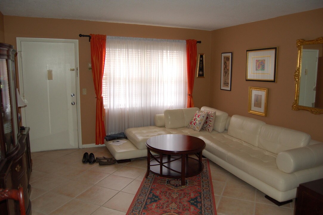 3915 S Flagler Dr-Unit -218 in West Palm Beach, FL - Building Photo