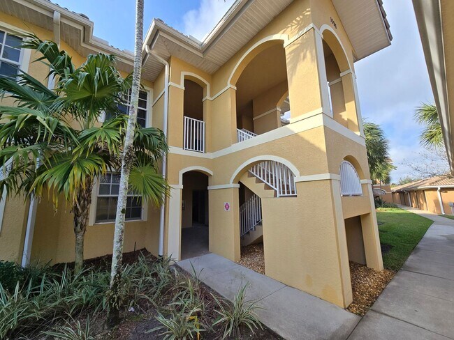 1096 Winding Pines Circle in Cape Coral, FL - Foto de edificio - Building Photo