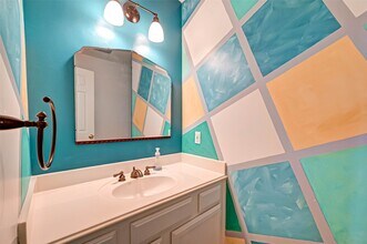 600 Wilcrest Dr in Houston, TX - Building Photo - Building Photo