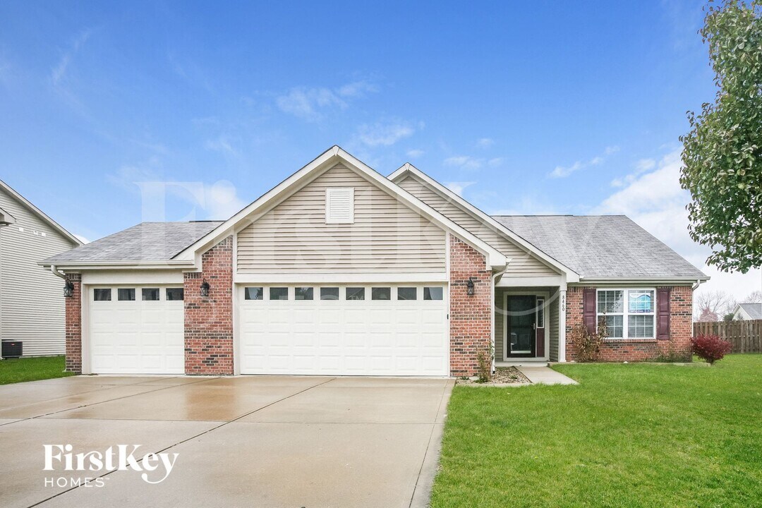 8460 Templederry Dr in Brownsburg, IN - Building Photo