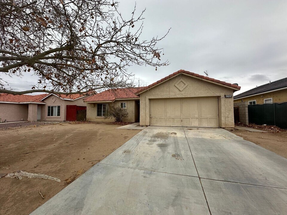 11017 Desert Rose Dr in Adelanto, CA - Building Photo