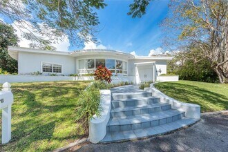 6205 SW 108th St in Pinecrest, FL - Foto de edificio - Building Photo