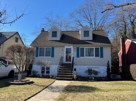 69 Juniper Rd in Port Washington, NY - Building Photo