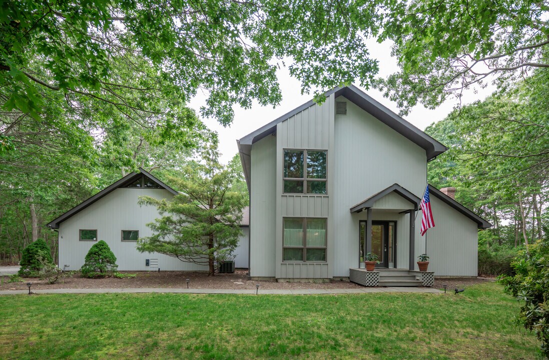 6 Woodcrest Dr in East Hampton, NY - Building Photo